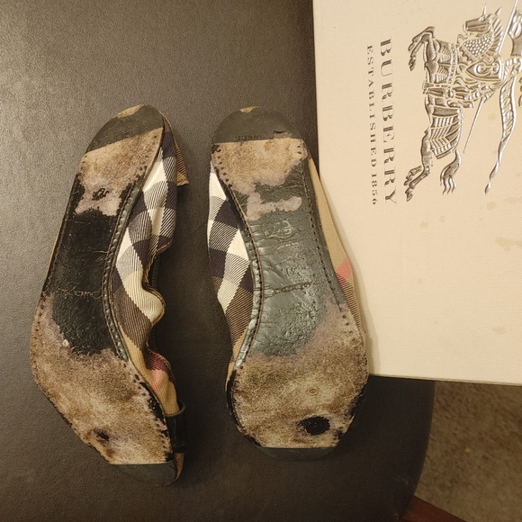 Authentic Burberry House Check Flats - Picture 5 of 5